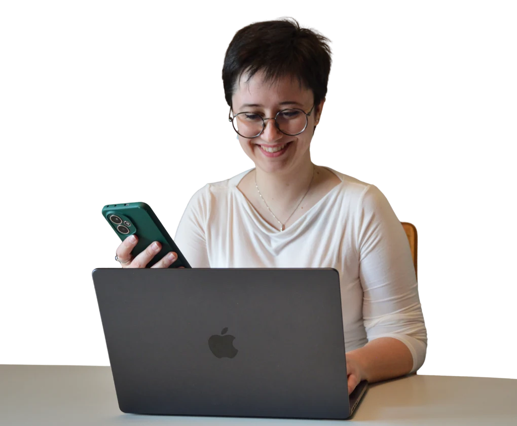 Francesca Fornero durante una consulenza di digital marketing a Pinerolo mentre gestisce social e siti web da PC e smartphone